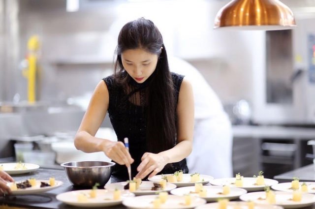 谢霆锋要求素食女厨师煮肉,遭到对方拒绝 当即转身离场!