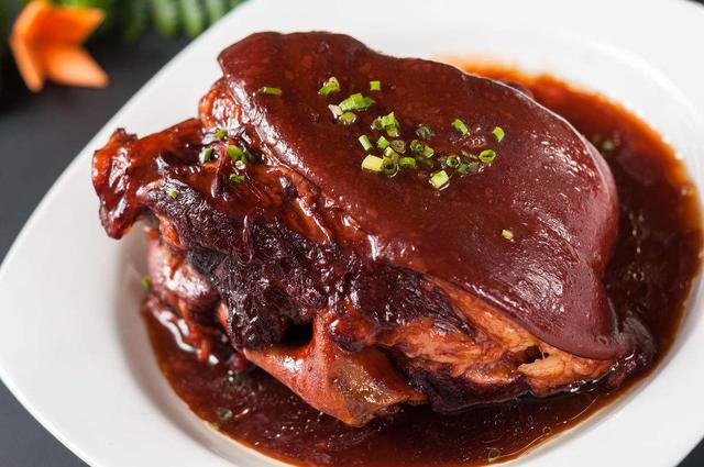 酒店大厨的招牌菜红烧猪肘,在家这样做超简单,烧两个够全家人吃