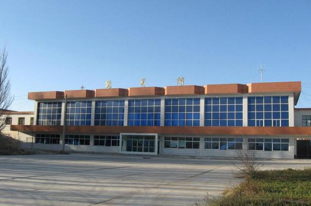 低窝铺火车站位于甘肃省玉门市,建于1956年,是兰新铁路的一个车站,该