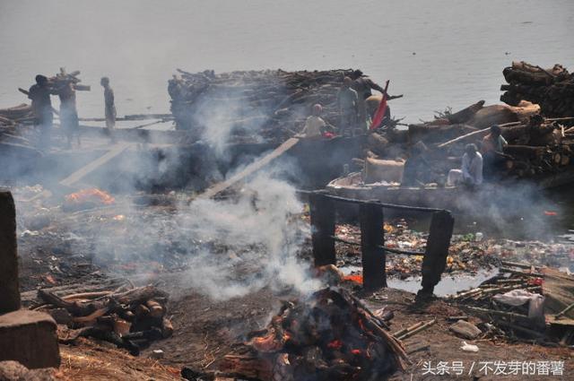 网上印度烧尸照片满天飞,一大半是假的