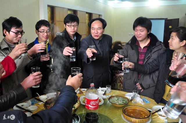 为什么中国人爱喝酒?明知道喝酒有害,可还是听别人的话喝了