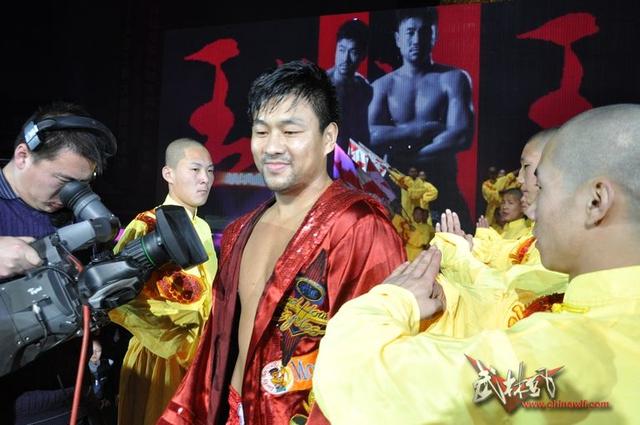 王洪祥当年有多强?踢得美国拳王住院一年,出院后ko世界第一