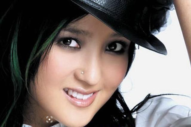 何洁新单曲蓄势待发,粉丝:鼻钉洁终于要回归了!