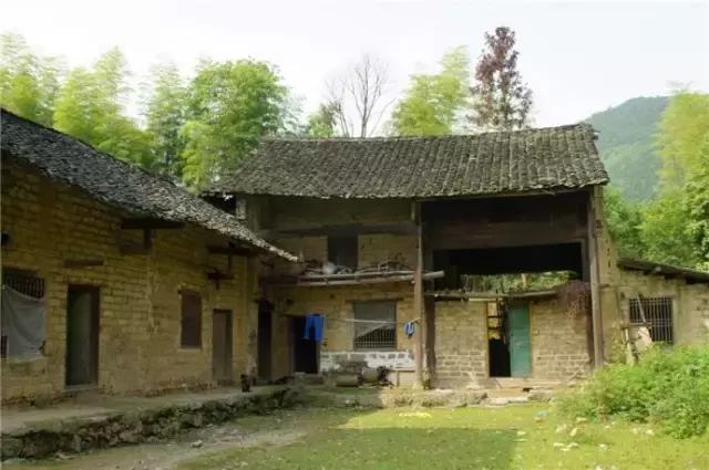 浙江80年代的老房子经过设计大师改造变成了花园别墅,有人说很土