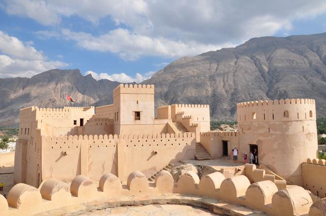 中东阿曼没有战争,却有比欧洲更古老的上千座古堡和文化