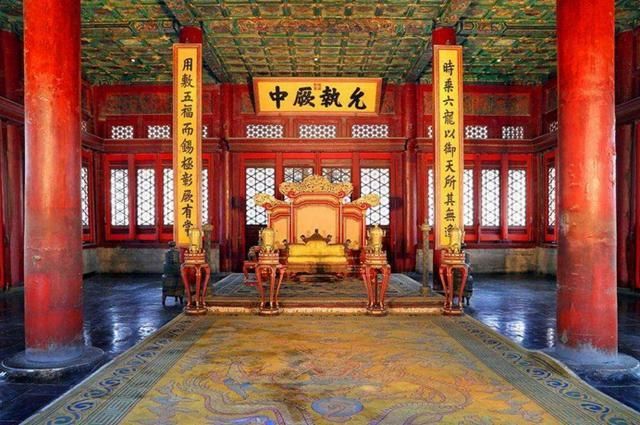 清代皇宫过年为何张贴的对联是白色的