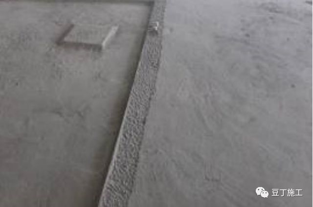 混凝土反坎凿毛到位.混凝土反坎与结构一次浇筑成型.