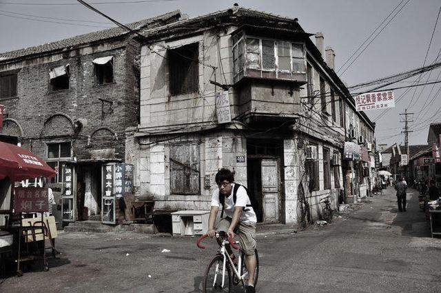 老烟台这几张烟台街边老照片你更喜欢哪张