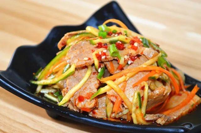 这道凉拌辣子肉片不能错过,香辣又开胃