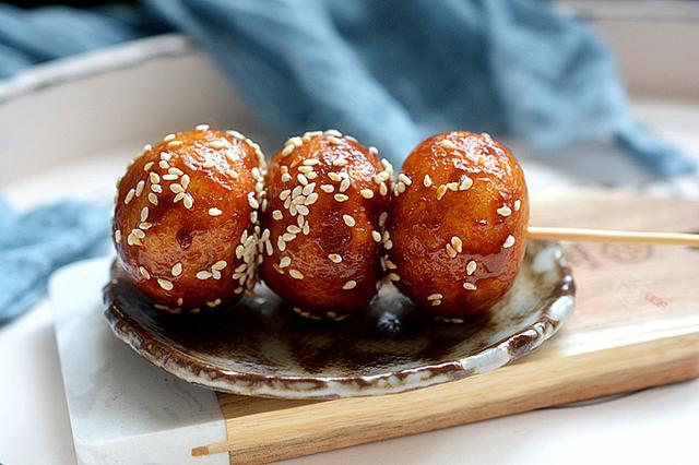 这种小吃景点卖5元一串,自己做非常实惠,外酥里糯香甜美味