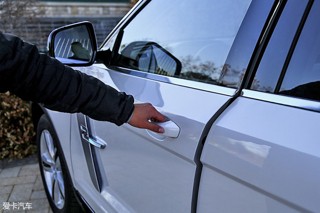 车门两侧的"z"型logo尾部,可以在打开车门时发出淡绿色的灯光,营造出