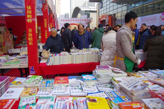书摊摆在露天 西安市民扎堆选购