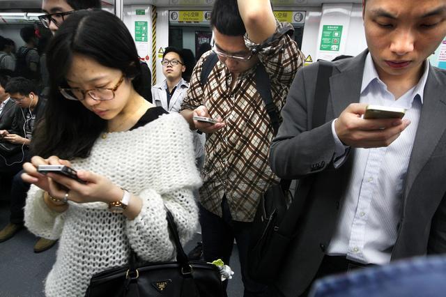 小伙通宵玩手机,导致瘫痪,如何治疗低头族?