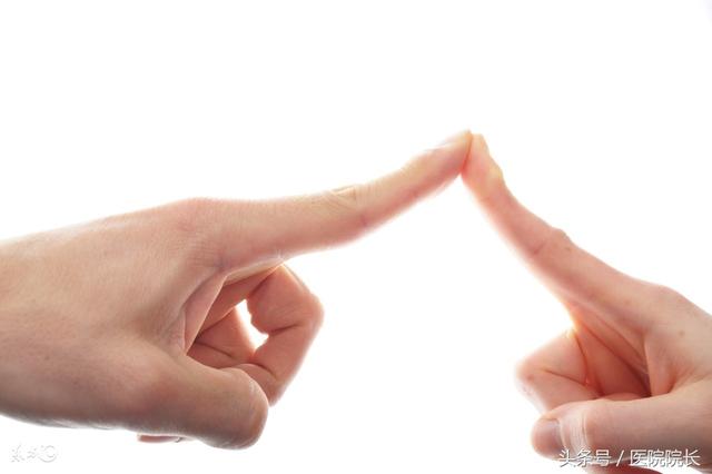 两腿交叉呈剪刀状,上肢肘腕关节屈曲及手经常握拳而