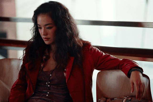 与刘正熙本是同事兼好友的丘建邦(金城武饰),被革去警察职务后当起了