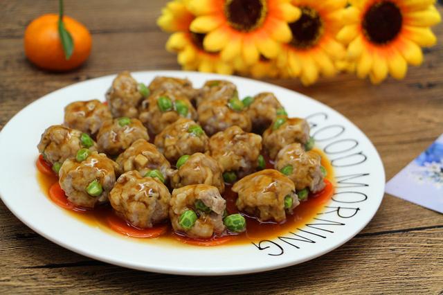 这肉丸香香滑滑真好吃,有菜又有肉,轻松搞定挑食的孩子