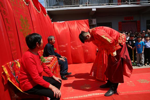 似乎也在心中自动默念:一拜天地,二拜高堂,夫妻对拜,送入洞房?