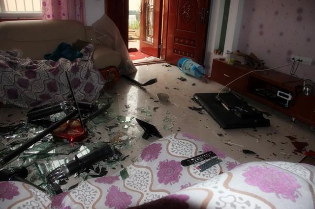 去丈母娘家接女儿,看见老婆的瞬间,我把她家砸的稀巴烂