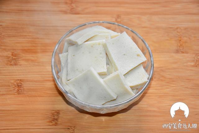 食材准备:鱼豆腐200克,杏鲍菇一根,青椒一根,胡萝卜半根,蒜,小葱;鱼