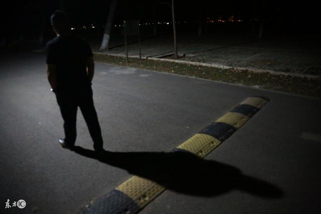 老汉走夜路,遇一个奇怪女人追问年纪,岂料不说实话救了自己一命