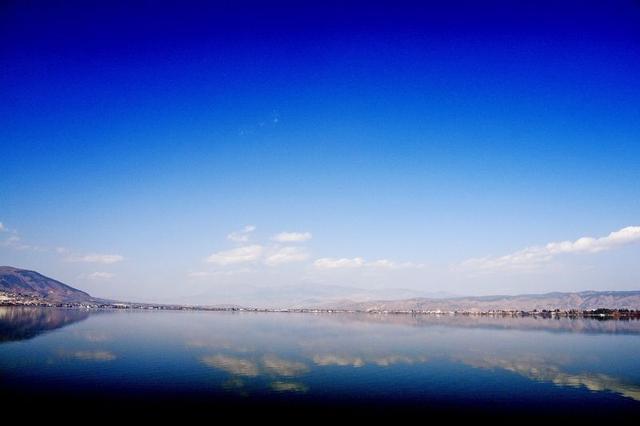 三亚三亚,海南的最南端.这里"一湾椰影三面海,水琼天碧处处花".