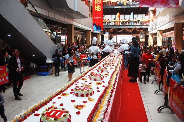 桂林某商场周年庆竟特制10米巨型蛋糕宴请市民