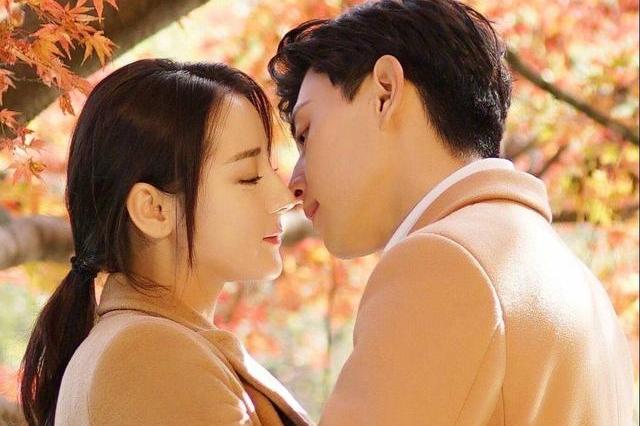 迪丽热巴邓伦枫林树下二人身穿情侣深情拥吻 很是养眼cp