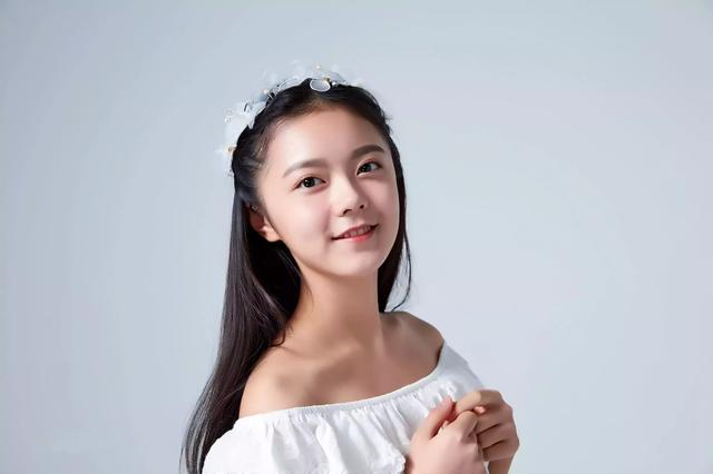 15岁演技派赵今麦,出生东北讲一口流利北京腔,被张嘉译一手带红