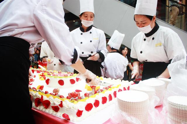 桂林某商场周年庆竟特制10米巨型蛋糕宴请市民