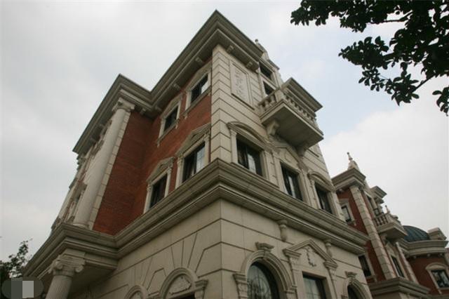 王思聪家买100寸的电视! 网友: 也是吊上楼的?