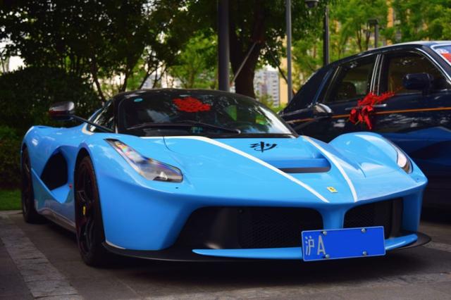 贾乃亮开4500万法拉利 车牌号是他生日