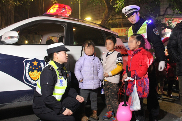 12月24日,又是一年平安夜,荣昌区白象街人流攒动,满眼的气球,面具