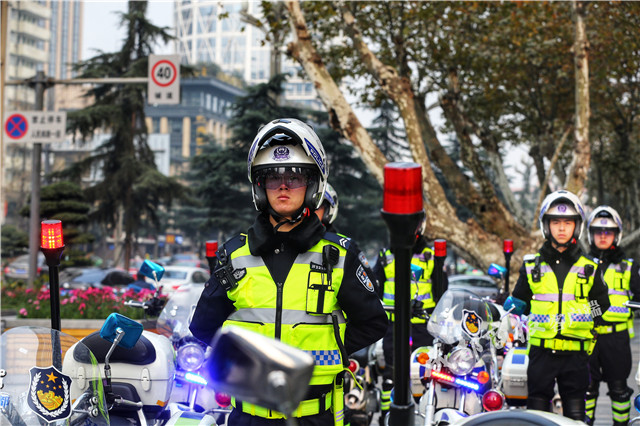 摩托上的成都交警"人南青年铁骑队"