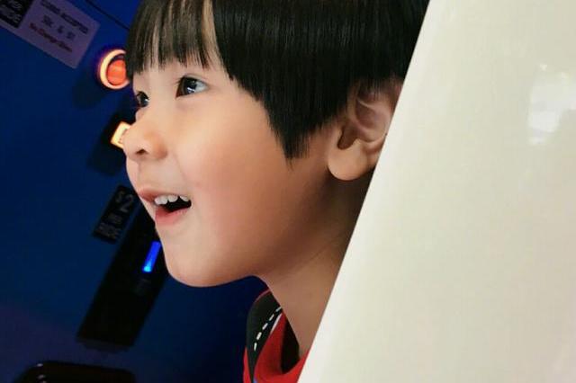 吴尊晒max坐"火箭"迎新年,好奇宝宝玩得好嗨!