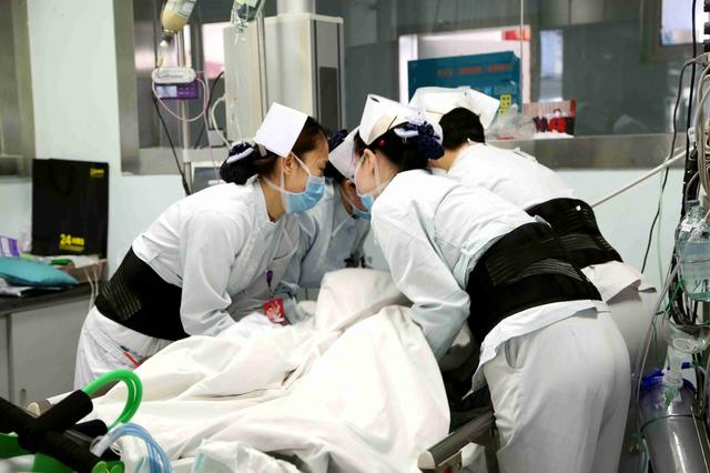 2017,这些瞬间温暖人心,感动你我……!|护士|医院|青岛市_新浪新闻
