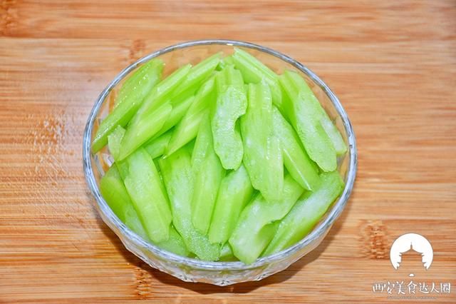 1,芹菜洗净斜着切菱形片
