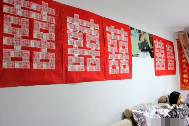 男女新婚,家里装饰都是百元大钞拼成的"喜"字土豪的婚礼