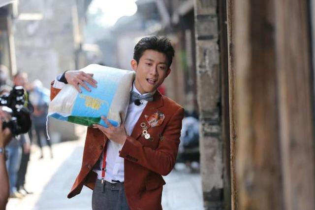 王俊凯扛不动一袋米,张一山两手各一袋,两人表情差太多