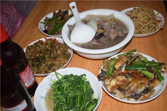 老公带朋友来家里吃饭回家看到桌上的菜就怪我不够重视