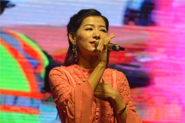 第一代刘三姐助阵第三季《中国新歌声》广西赛区启动仪式