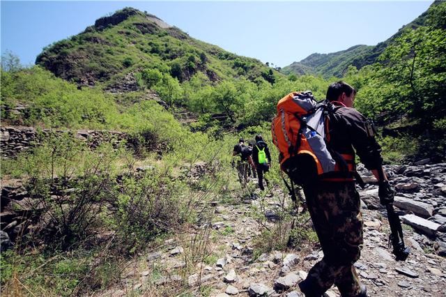 探险干涸的河床:尽头有一处神秘的洞穴