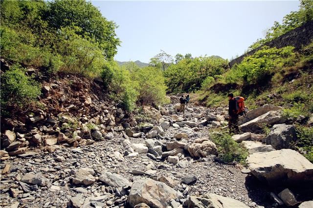 探险干涸的河床:尽头有一处神秘的洞穴