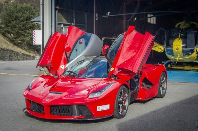 老铁们你们说这辆2000万的法拉利超级跑车帅不帅