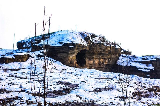 冰雪过后,上山拜祭三国古墓,却发现有人夜里来过,留下一个盗洞