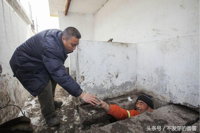 一组农村旱厕的照片,比印度还脏还臭