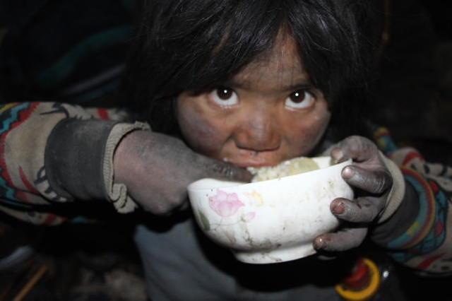 她六岁便成了孤儿,双手便是筷子,白米饭便是山珍海味