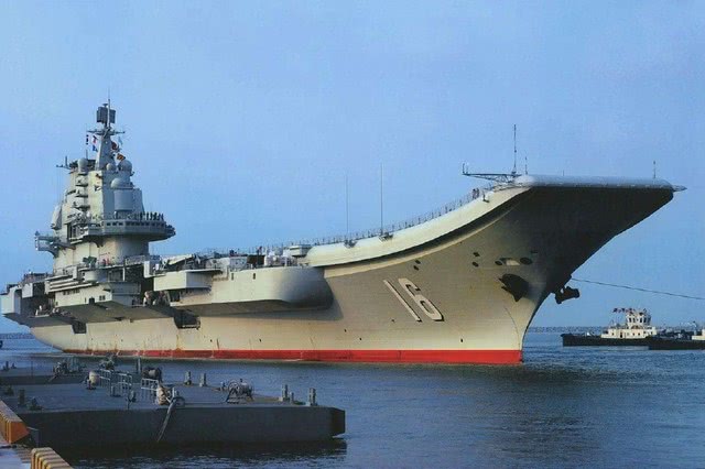 排水量6.7万吨的辽宁舰