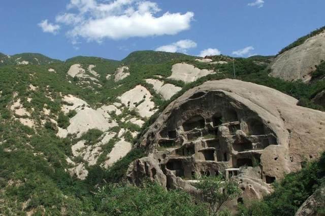 的峡谷中的岩居洞穴,古崖居的来历至今仍是千古之谜,有的说是奚族军帐