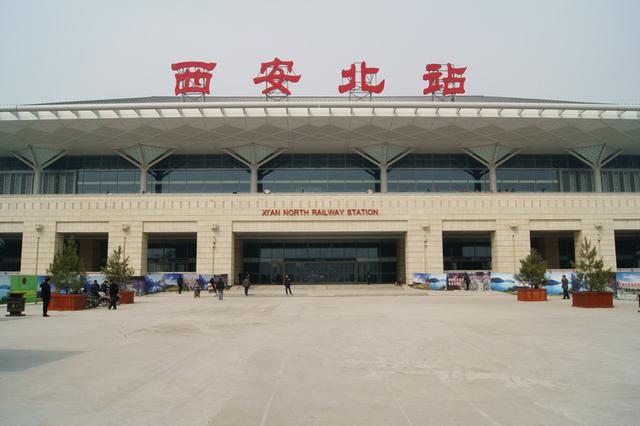 西成高铁自西安北站引出,以最高250公里时速穿越关中平原,秦岭山脉