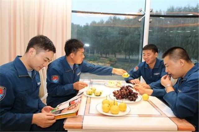 揭秘飞行员的日常饮食, 三餐不重样配有专门的营养师和厨师